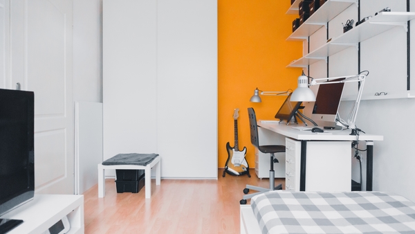 minimalistic room withg a iMac and Guitar